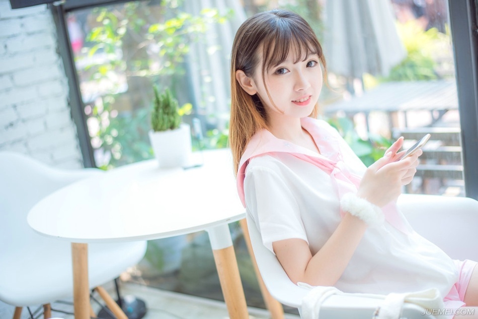 弓弦连续震颤了三次，两名江东水军应声而倒，第三箭，却因船身摇晃，射偏了。